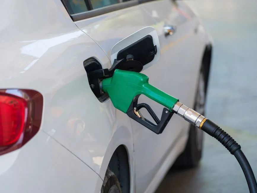 Voiture hybride et voiture essence côte à côte, graphique de consommation en surimpression
